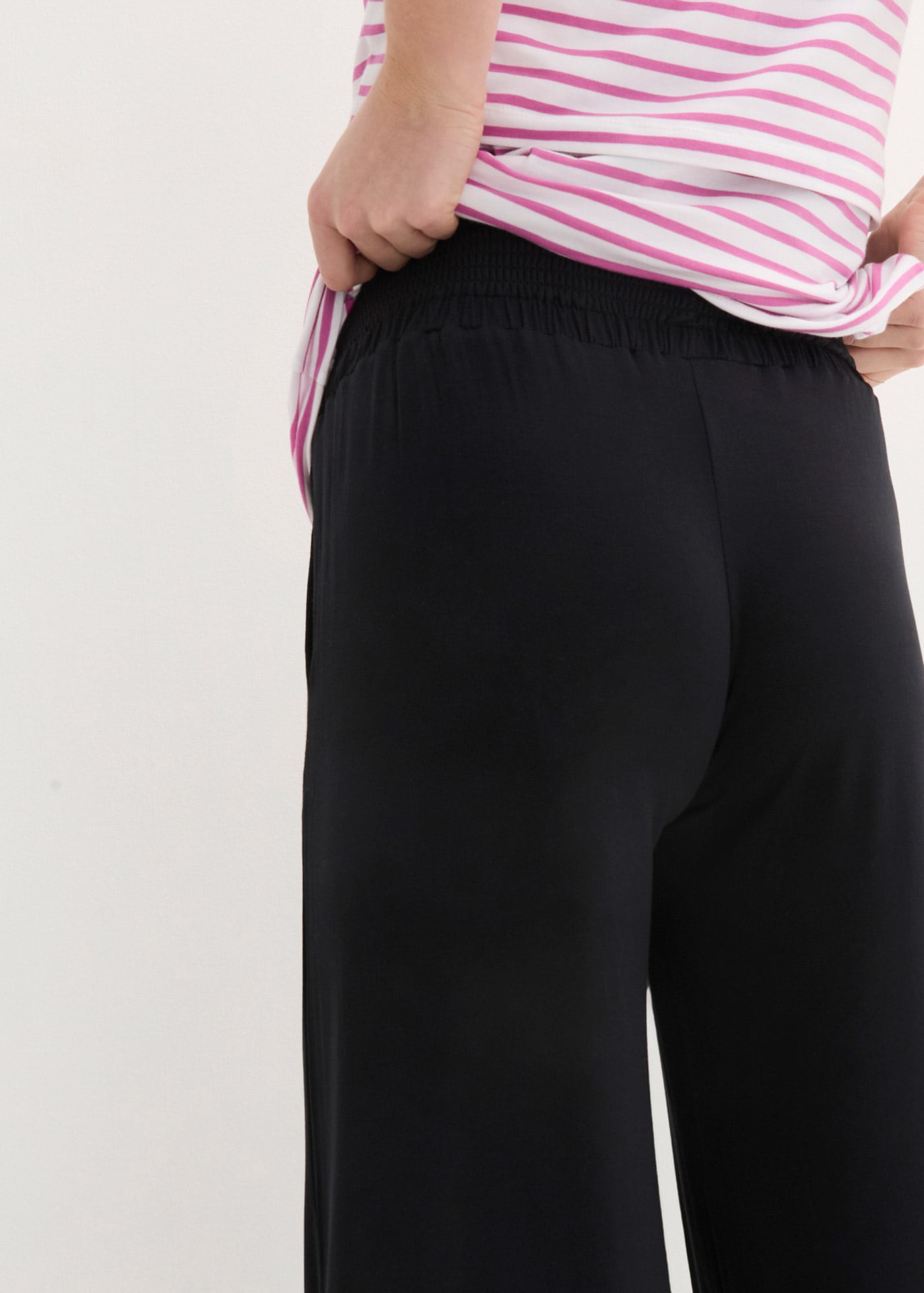 bonprix Umstandshose »Umstandsculotte aus weicher Viskose, Loose Fit«  aus Viskose und Elasthan, mit angesetztem Smock-Bund, Loose Fit