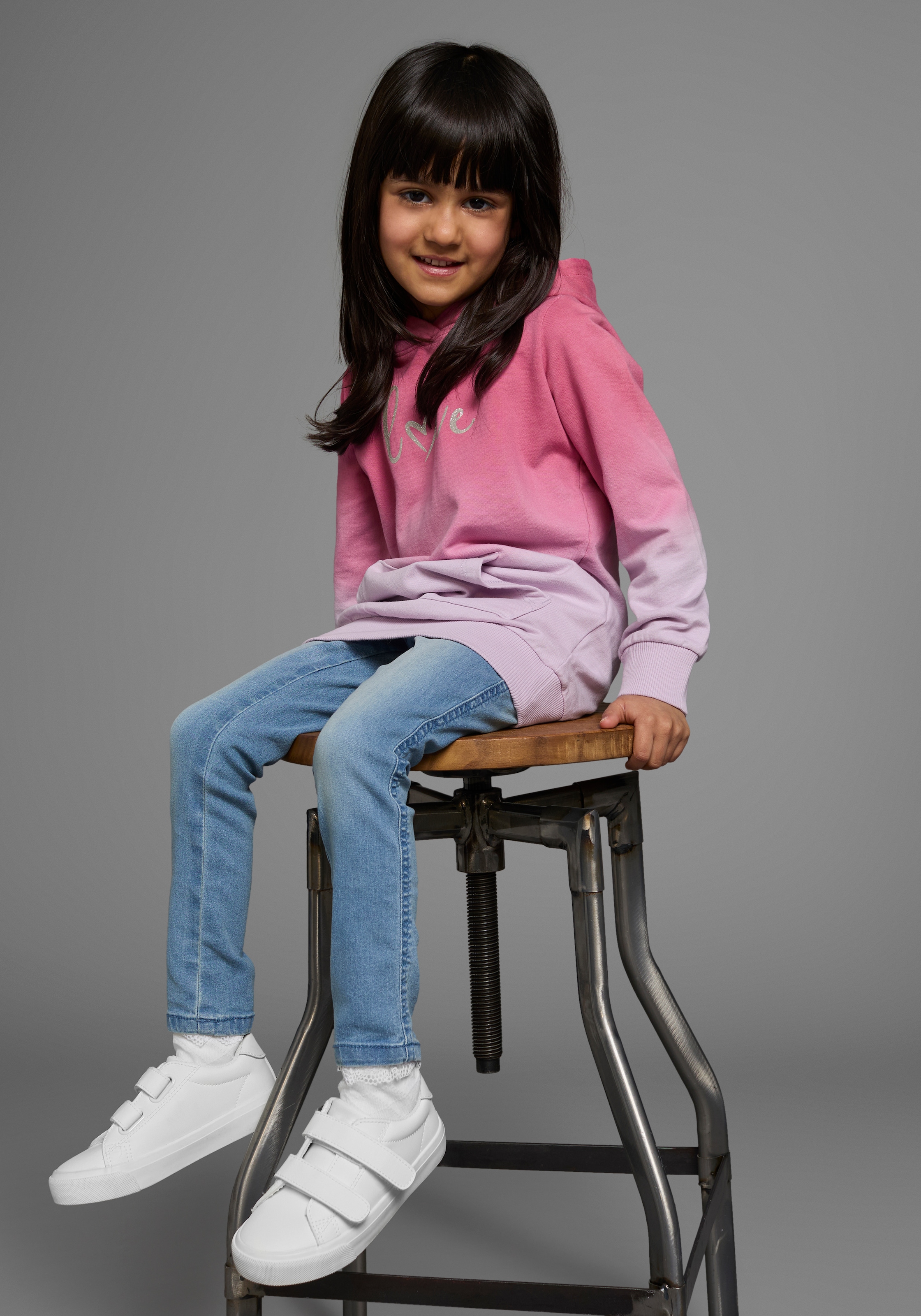 KIDSWORLD Kapuzensweatshirt », Longsweatshirt mit LOVE print«, Langarm, po-bedeckend, mit Glitzerdruck, aus Baumwolle