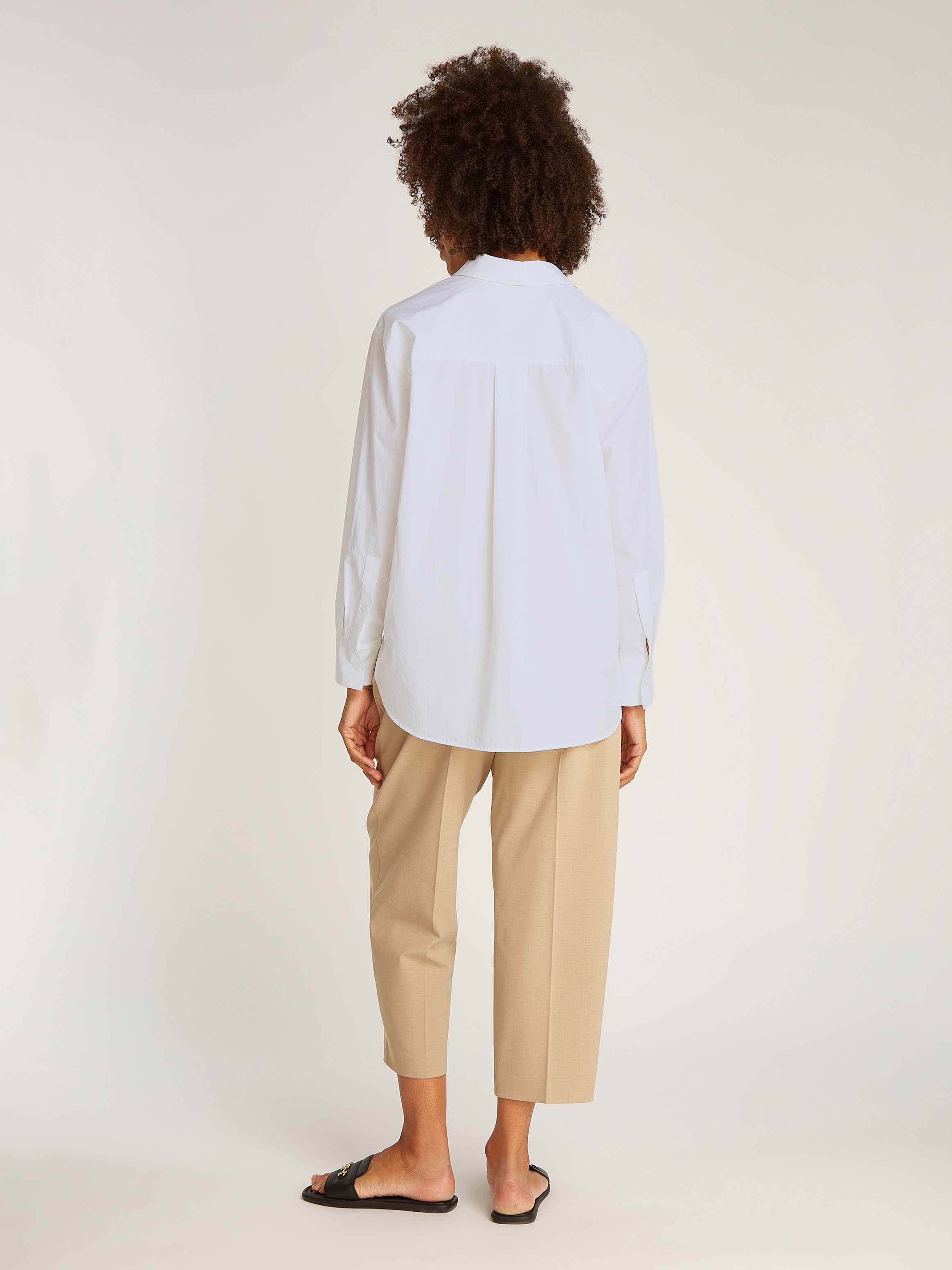Tommy Hilfiger Hemdbluse »ESS POPLIN EASY FIT SHIRT«, Hinten länger geschnitten mit abgerundetem Saum