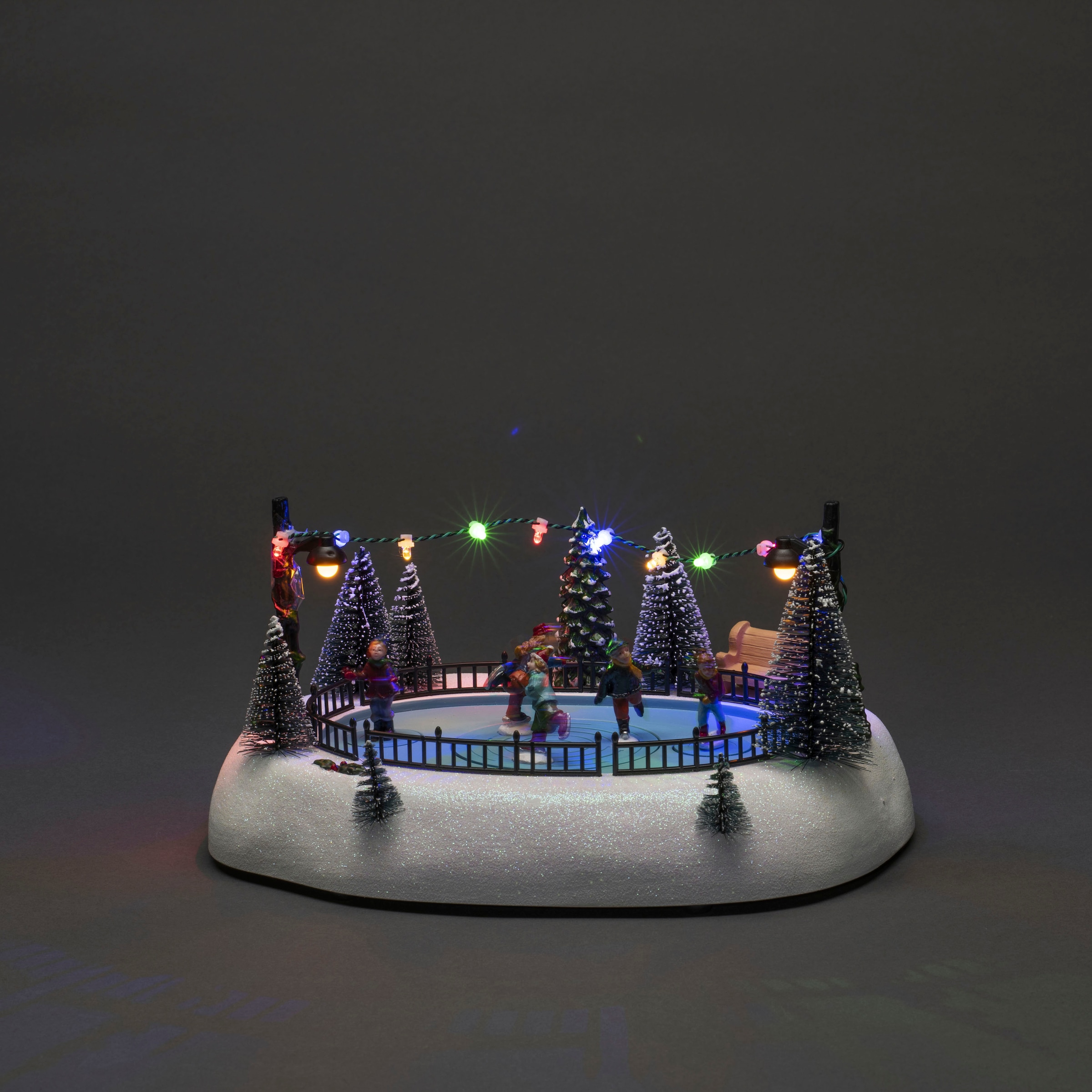 KONSTSMIDE Weihnachtsszene »Eisbahn, mit Musik, 12 bunte Dioden«, wählbar zwischen USB oder Batteriebetrieb