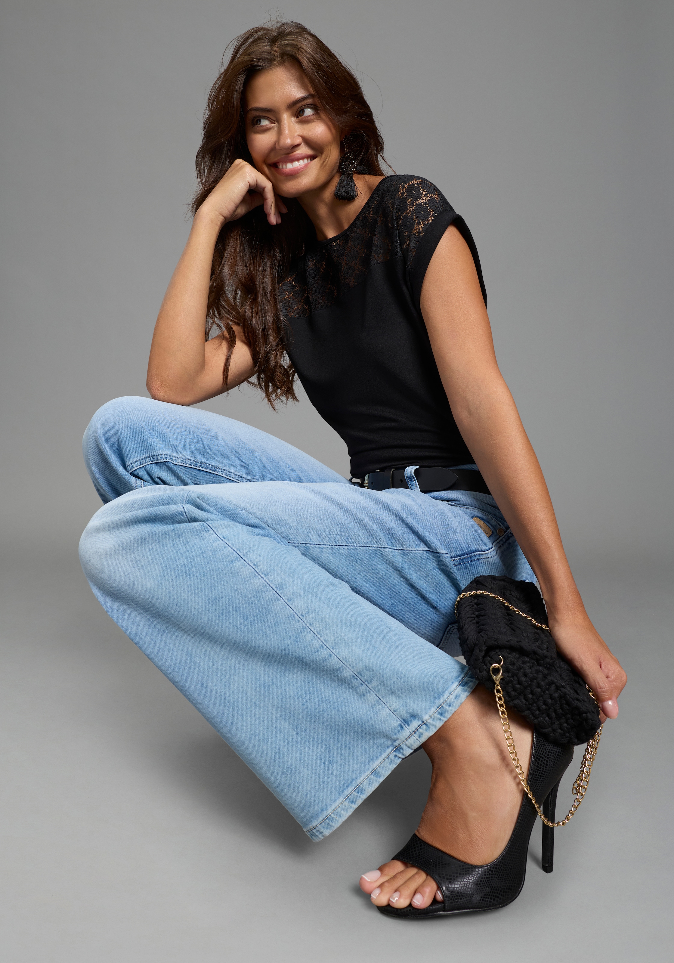 Laura Scott Spitzenshirt mit Zierknopfleiste am Rücken