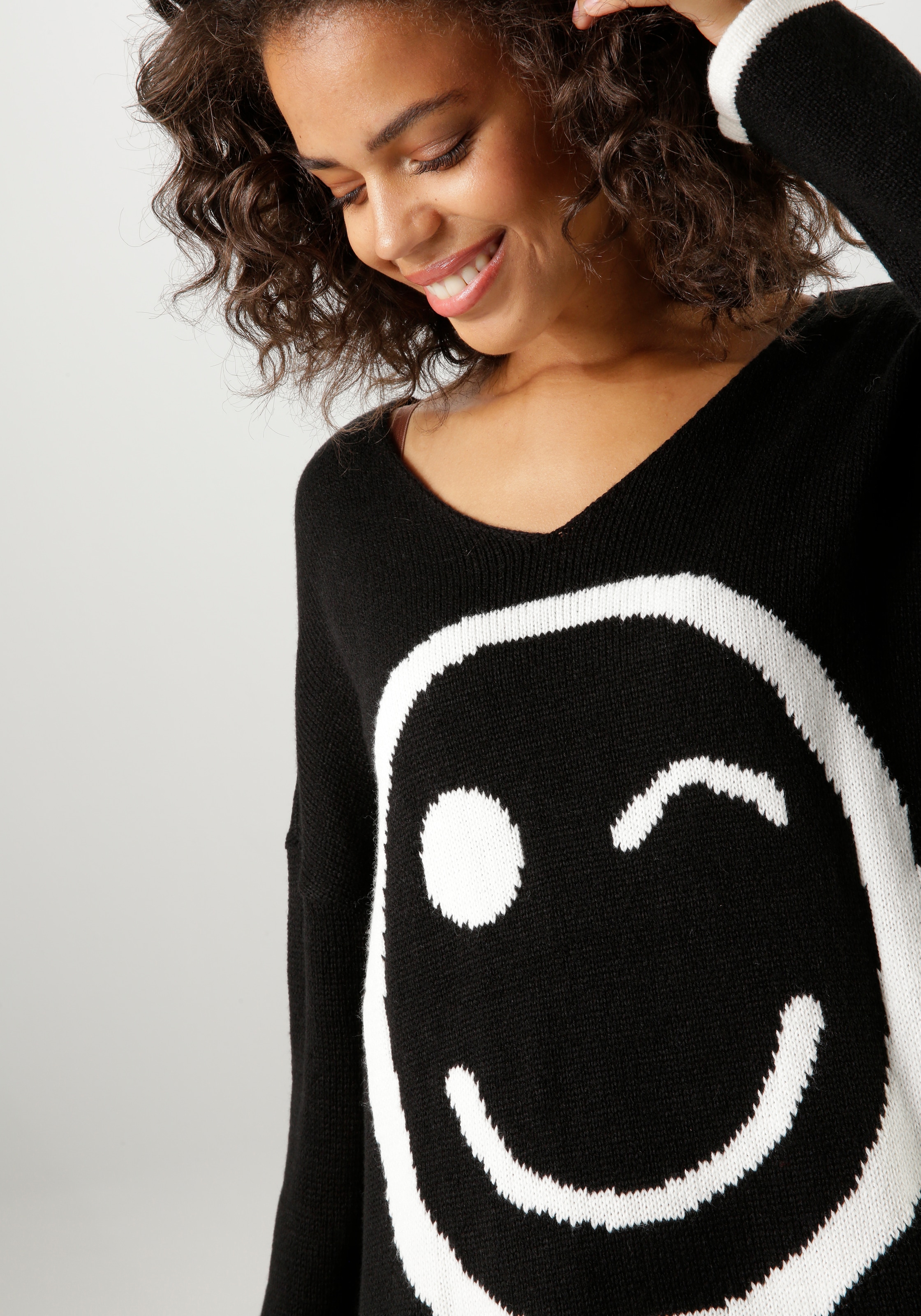 Aniston CASUAL Strickpullover, mit eingestricktem Smiley