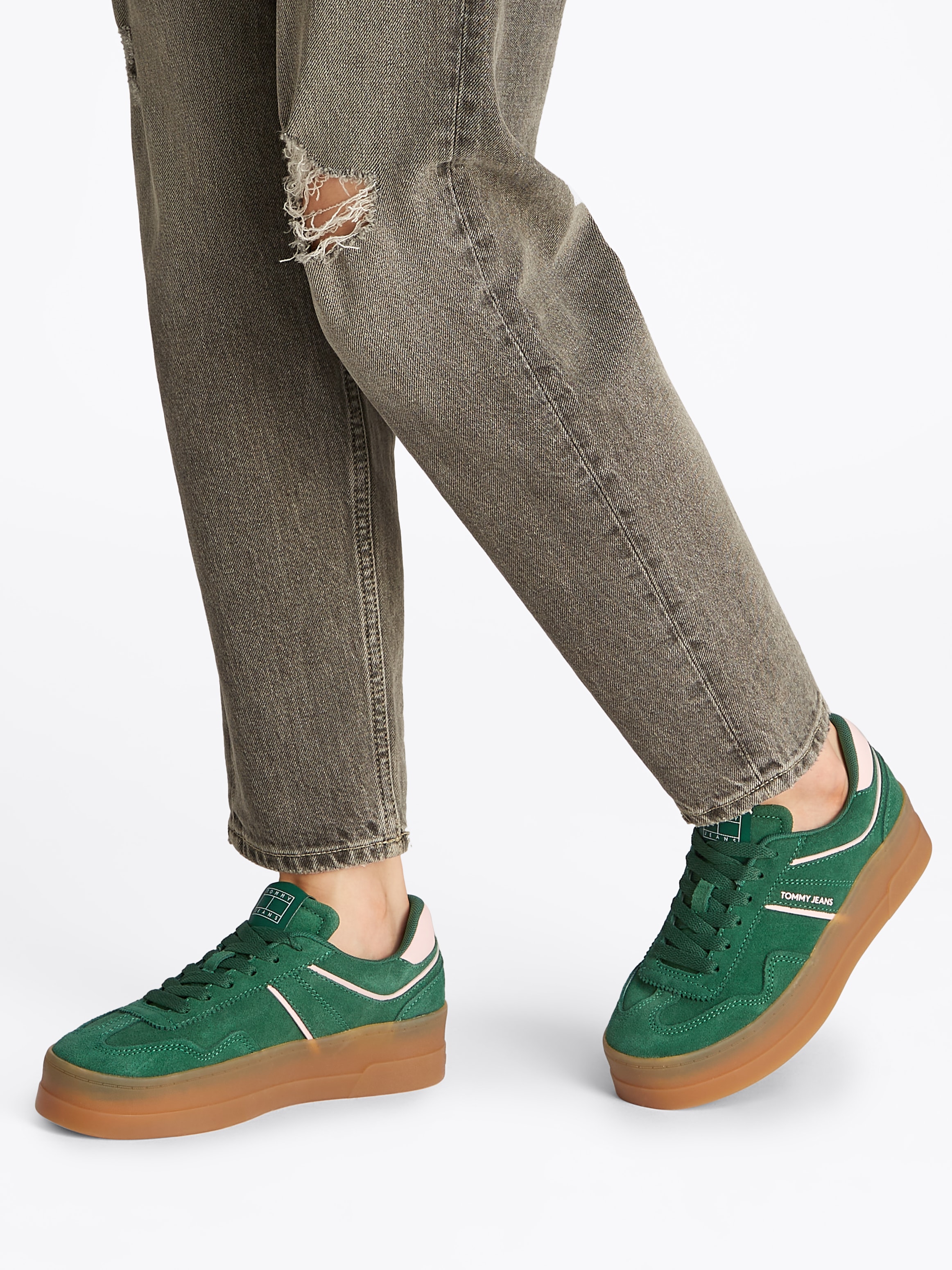 Tommy Jeans Plateausneaker »THE GREENWICH FLATFORM SUEDE«, Freizeitschuh, Halbschuh, Schnürschuh mit dezenten Ziernähten