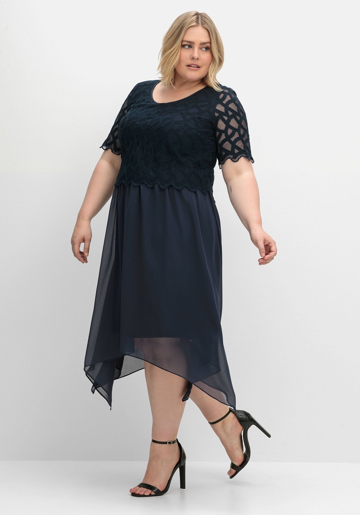 Sheego Abendkleid »Cocktailkleid aus Chiffon aus Chiffon, mit Zierbortenstickerei«