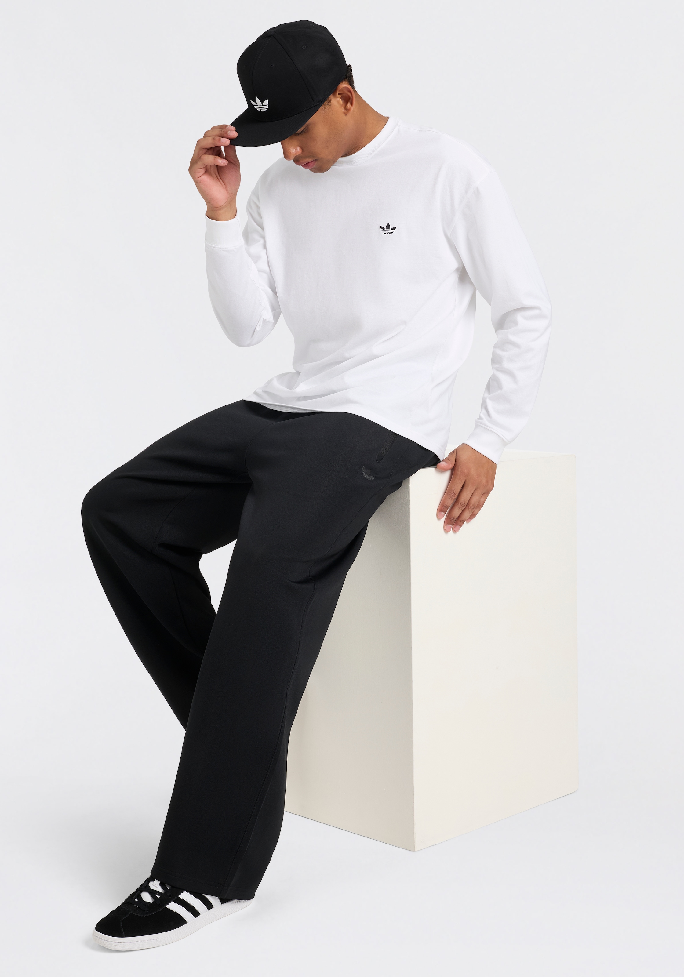 adidas Originals T-Shirt »TREFOIL ESSENTIALS LONGSLEEVE« mit Rundhalsausschnitt, in normaler Länge, Kurzarmdesign