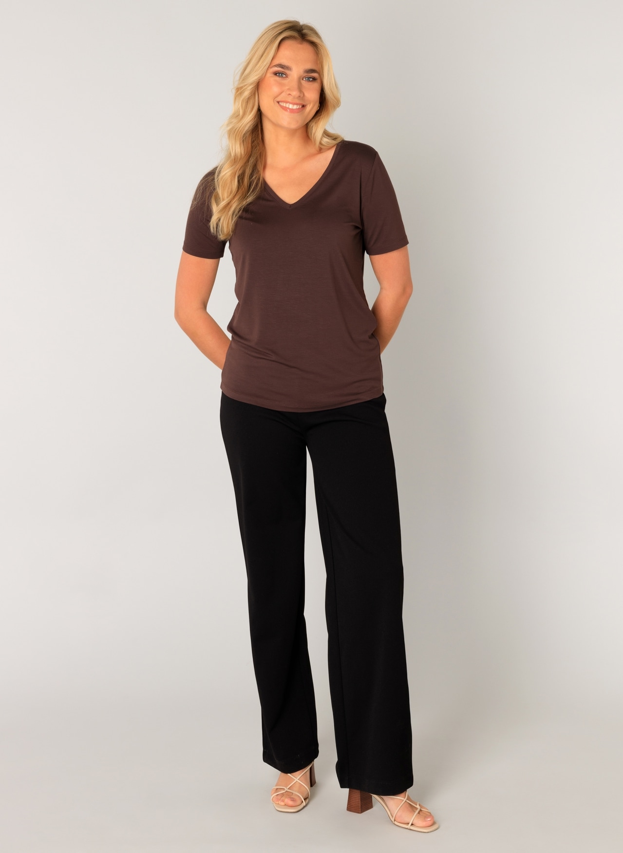 Base Level T-Shirt »Yanic« mit V-Ausschnitt