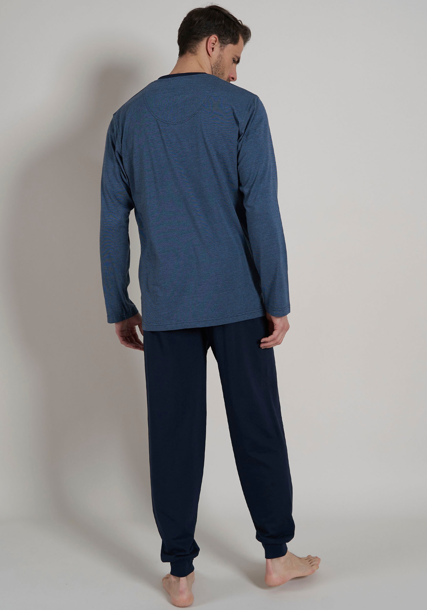 bugatti Pyjama, (2 tlg.), mit modischem V-Ausschnitt