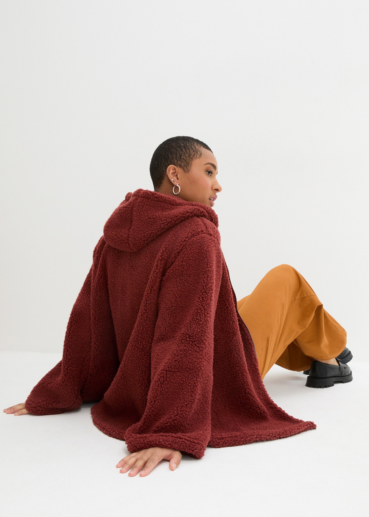bonprix Fleecejacke mit Kapuze aus kuscheligem Teddymaterial, mit Stehkragen und Kapuze, in A-Linie