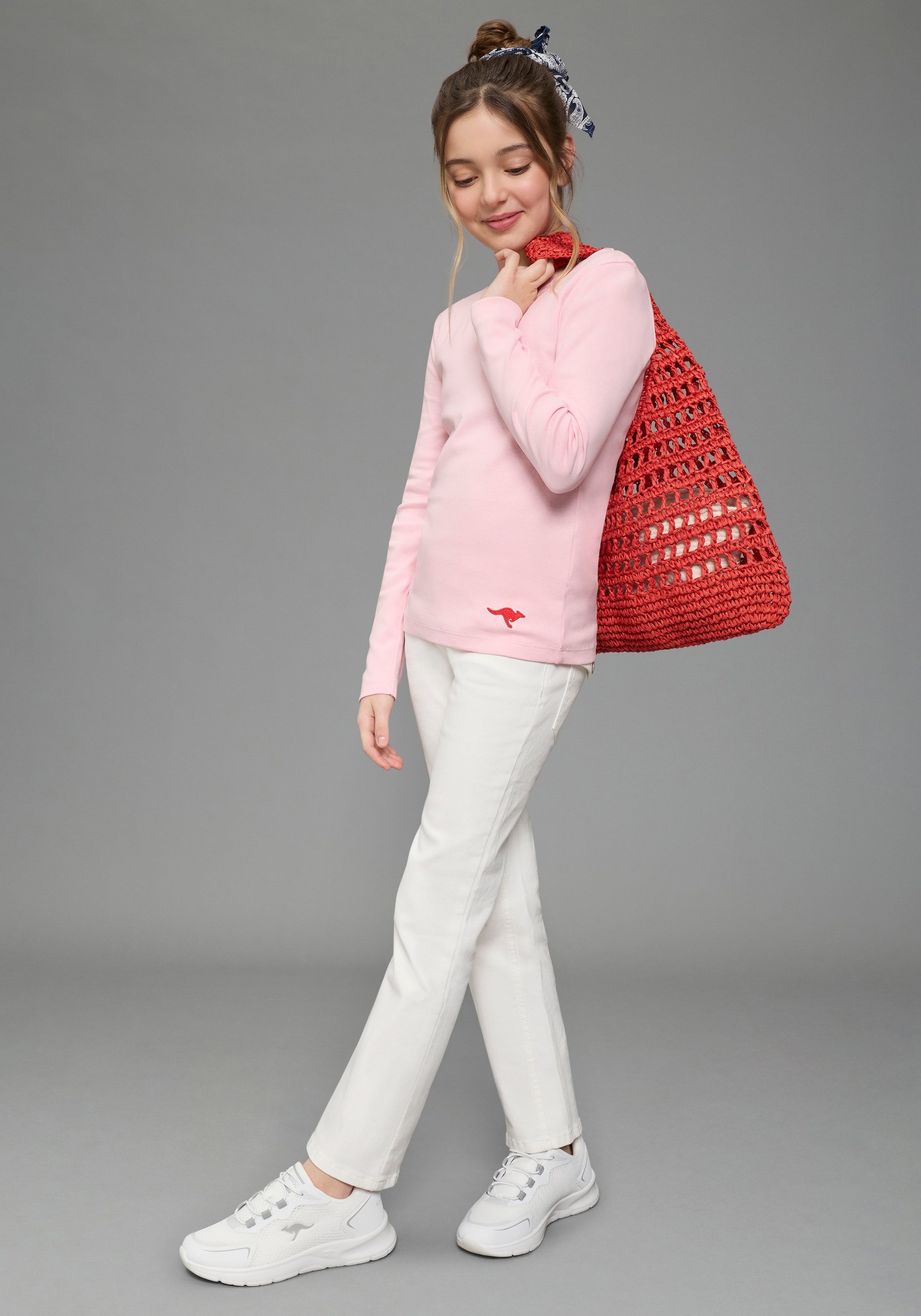 KangaROOS Langarmshirt »Kangaroos Shirt aus Rippware mit Spitzenkante« V-Ausschnitt mit Spitze, unifarben, mit Logostickerei