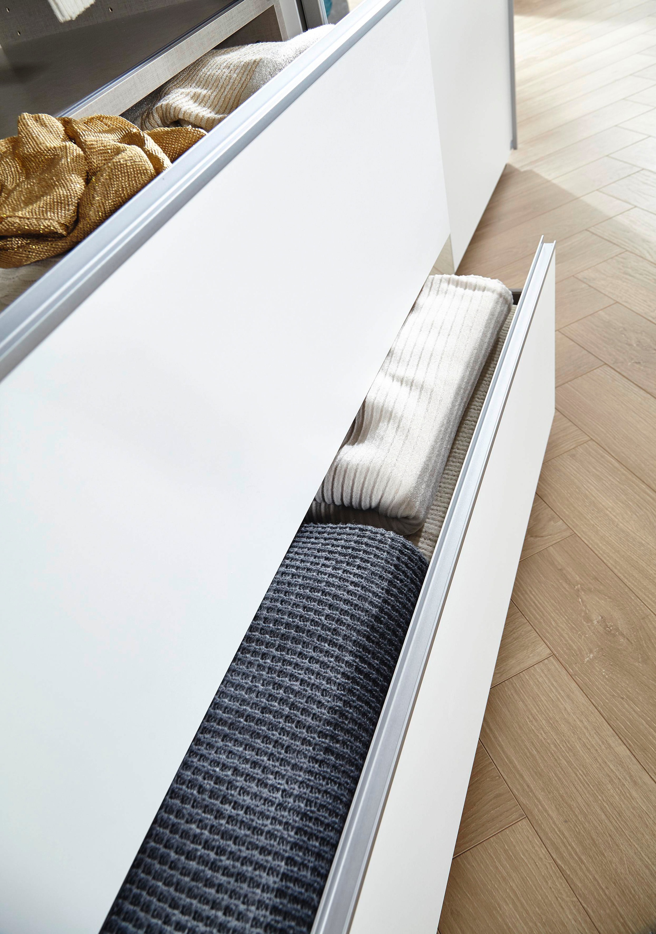 rauch Schwebetürenschrank »Kleiderschrank Schrank Garderobe Wäscheschrank SEVILLA«, (in 3 verschiedenen Ausstattungen BASIC/CLASSIC/PREMIUM), Metall-Griffleisten alufarben oder Graumetallic MADE IN GERMANY