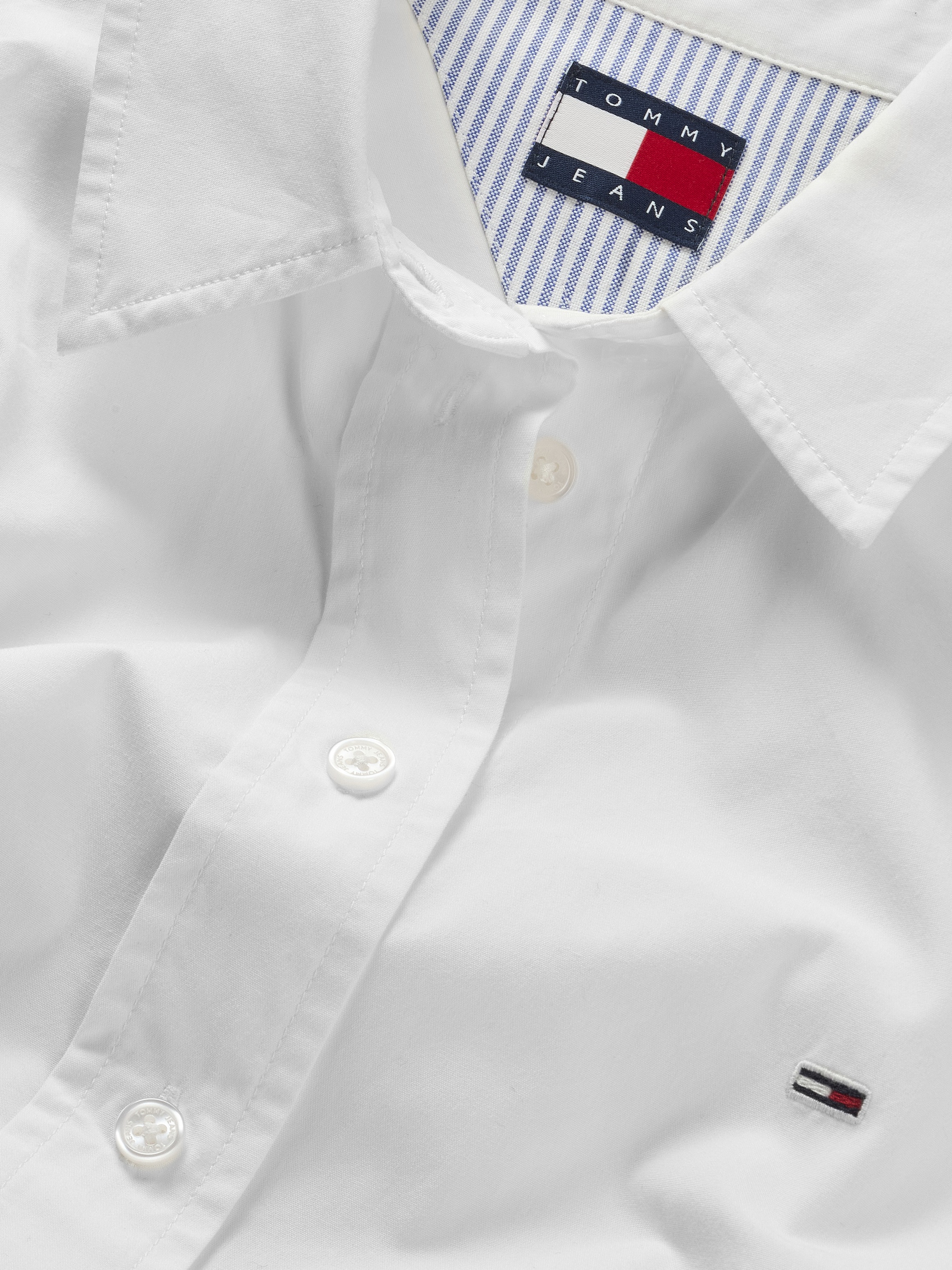Tommy Jeans Hemdbluse »TJW CRP RLX POPLIN SHIRT«, in verkürzter Länge, mit Logostickerei