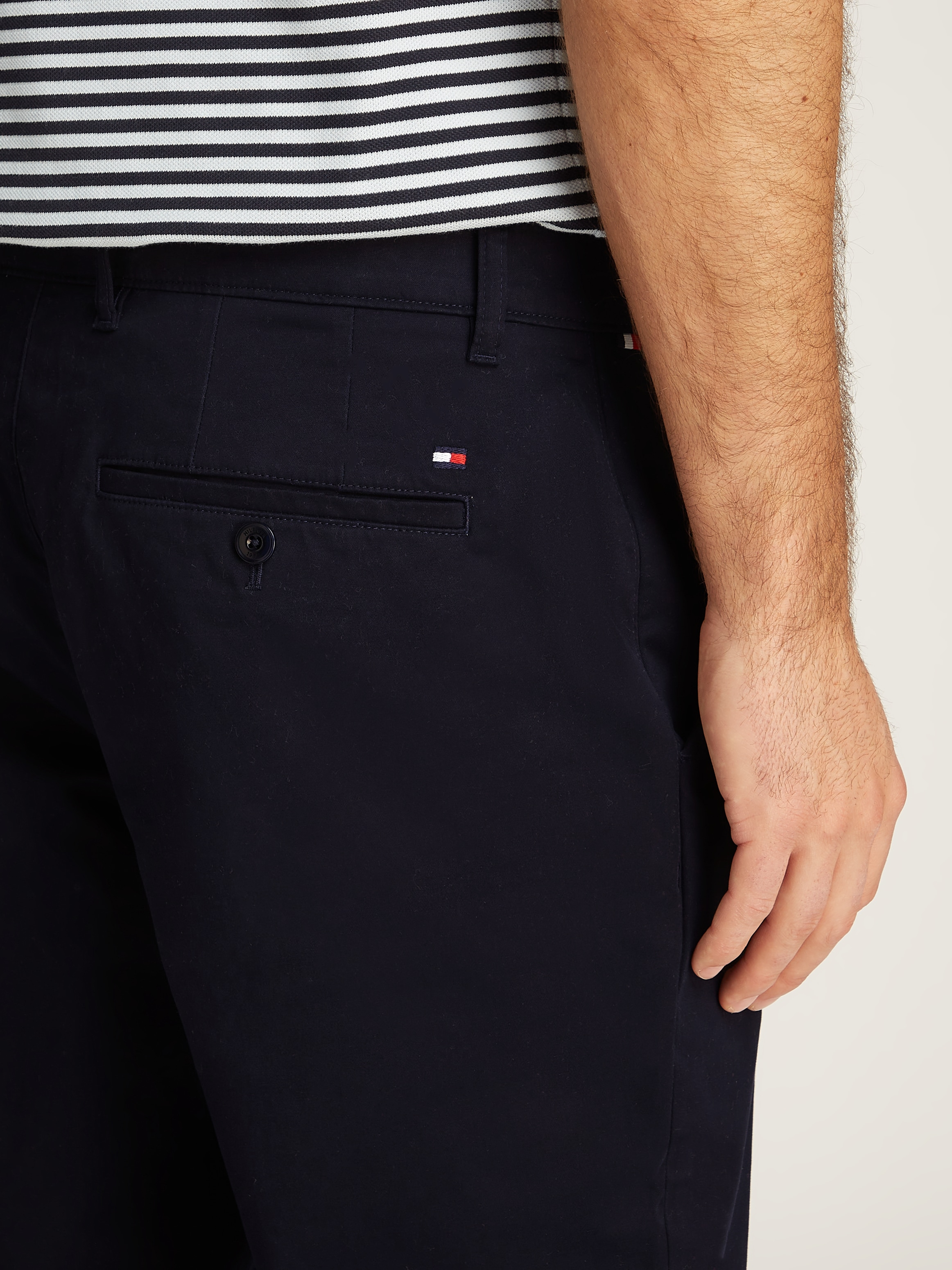 Tommy Hilfiger Chinohose »DENTON CHINO SATIN«, mit Gesäßtaschen mit Knopf, Logostickerei