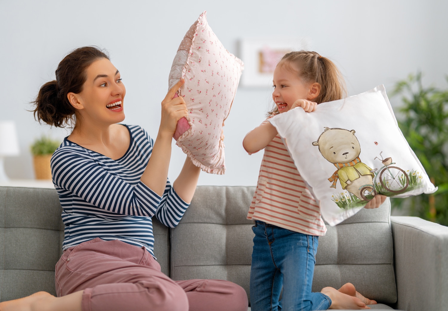queence Dekokissen »Bär mit Farrad«, Kissenhülle mit HD Premium Druck, geruchsneutral, 40x40cm