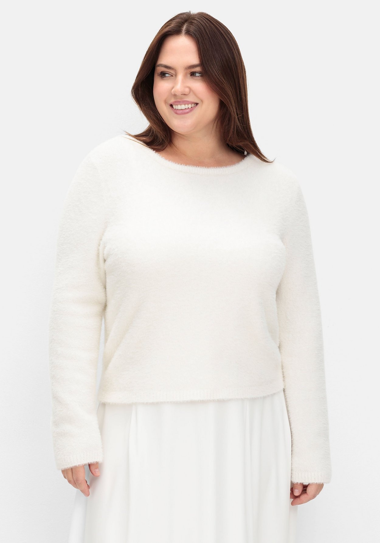 Sheego Rundhalspullover »Flauschiger Pullover mit tiefem V-Ausschnitt hinten«