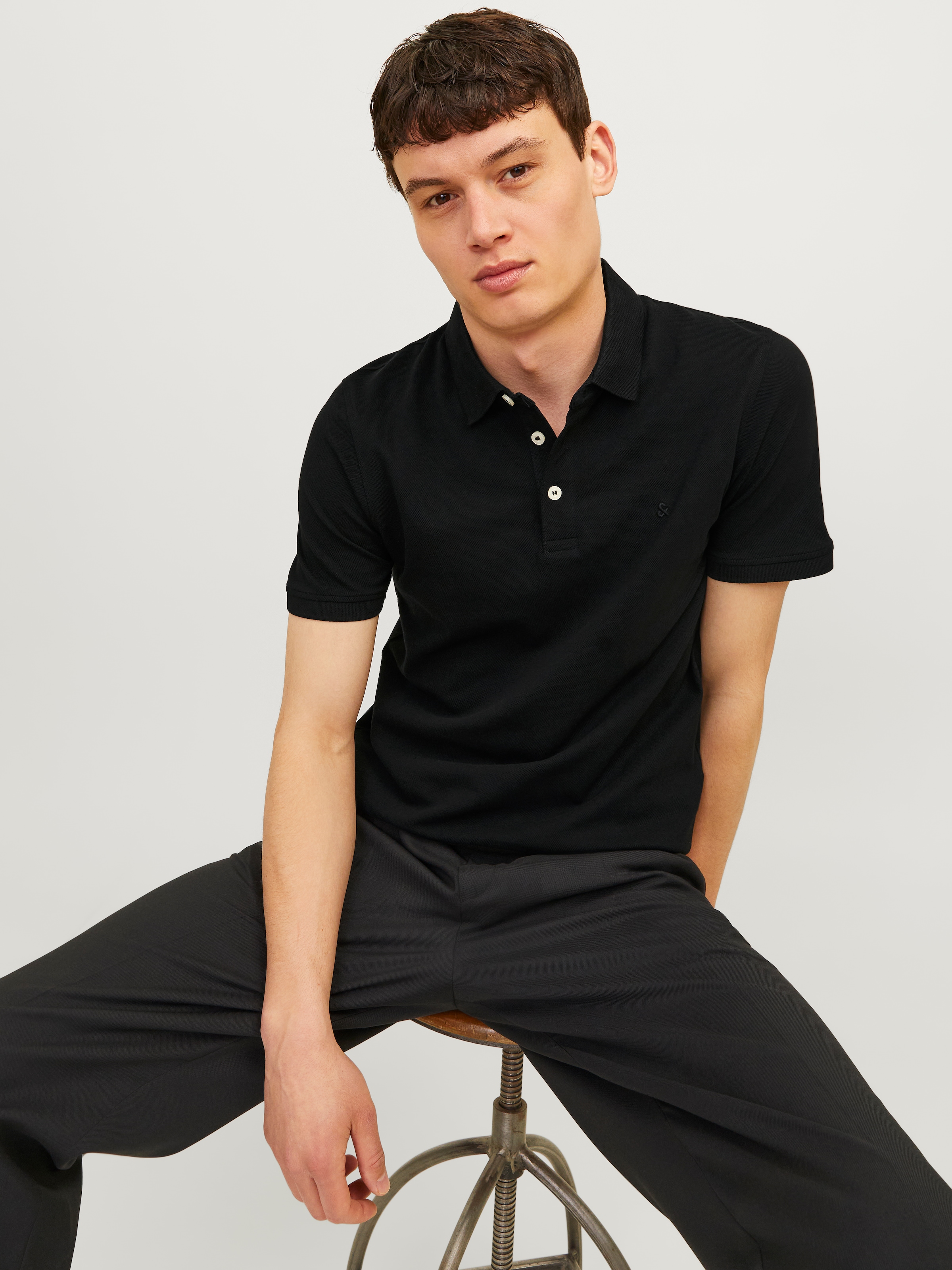 Jack & Jones Poloshirt »JJEPAULOS  Poloshirt mit klassischem Kragen und figurbetonter Form« Logostickerei, modisch, schmal, Baumwolle, Polokragen