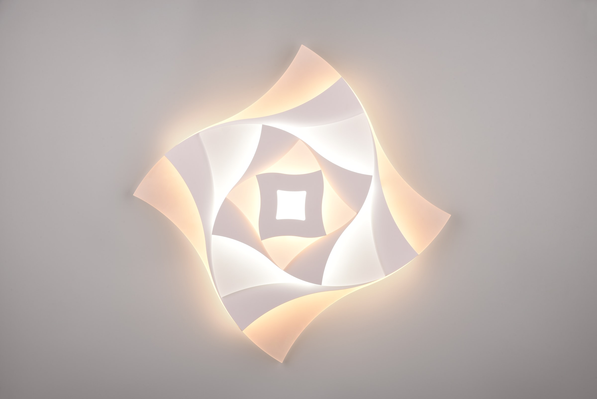 TRIO Leuchten LED Deckenleuchte »AKITA Wand- oder Deckenlampe mit Fernbedienung dimmbar Memoryfunktion«, 1 flammig, Leuchtmittel LED-Board | LED fest integriert, Lichtfarbe einstellbar, dimmbar über Wandschalter oder Fernbedienung