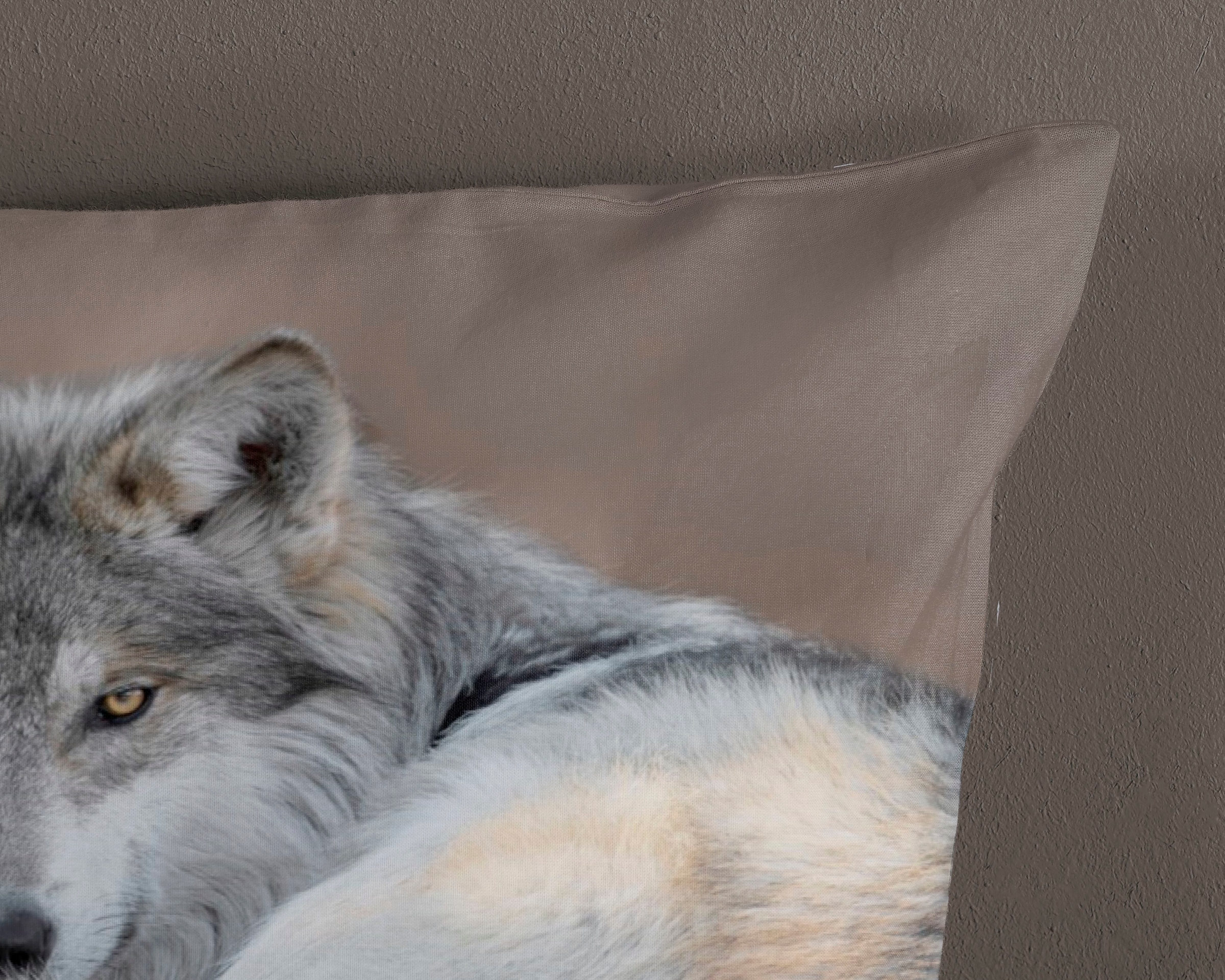 PURE luxury collection Wendebettwäsche »Sharp Wolf«, Mikrofaser, 135x200, Pflegeleicht Reißverschluss, Wende, Wolf, Taupe