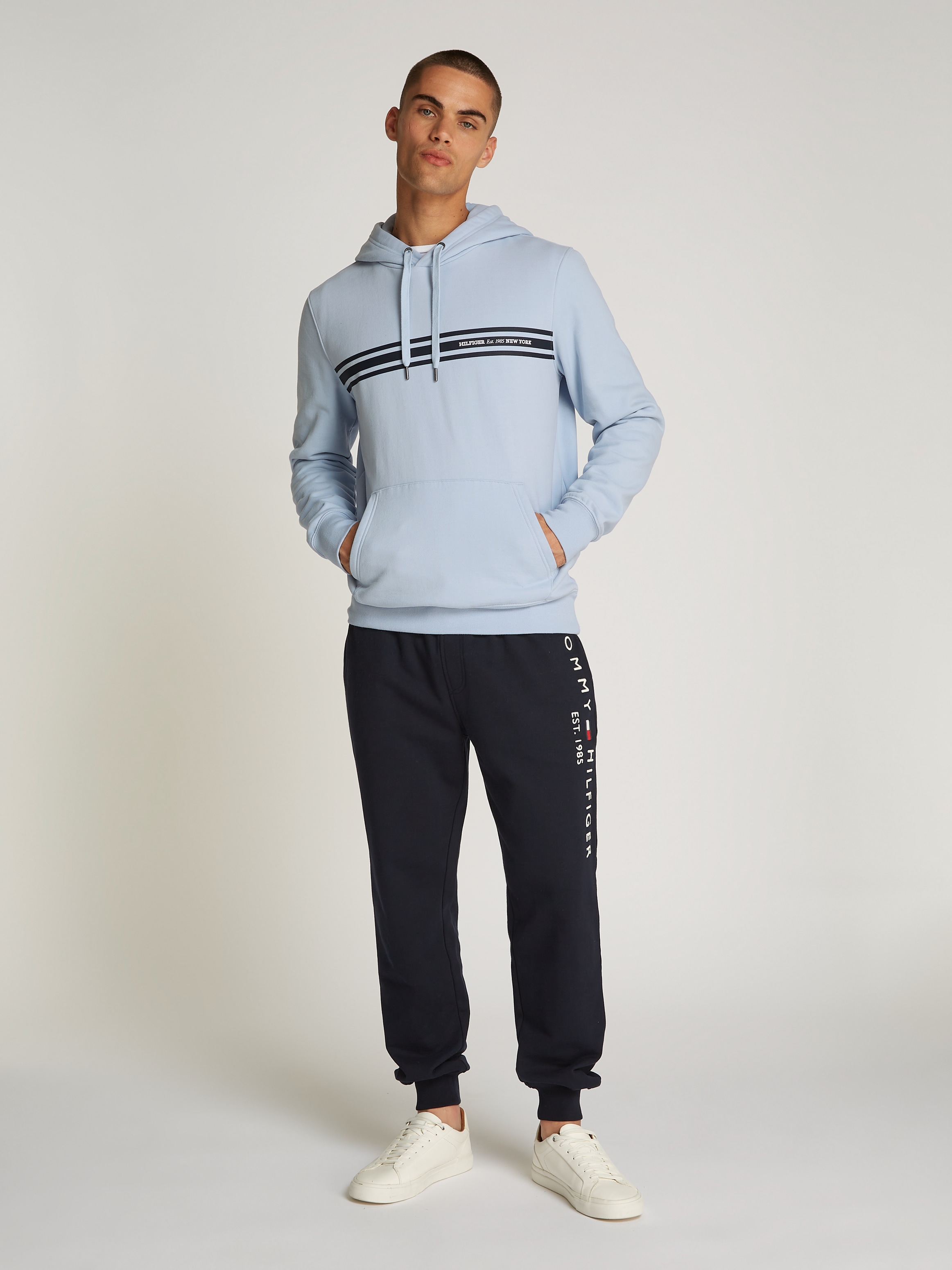 Tommy Hilfiger Kapuzensweatshirt »CENTRAL CHEST STRIPE HOODY«, mit kontrastfarbenen Print