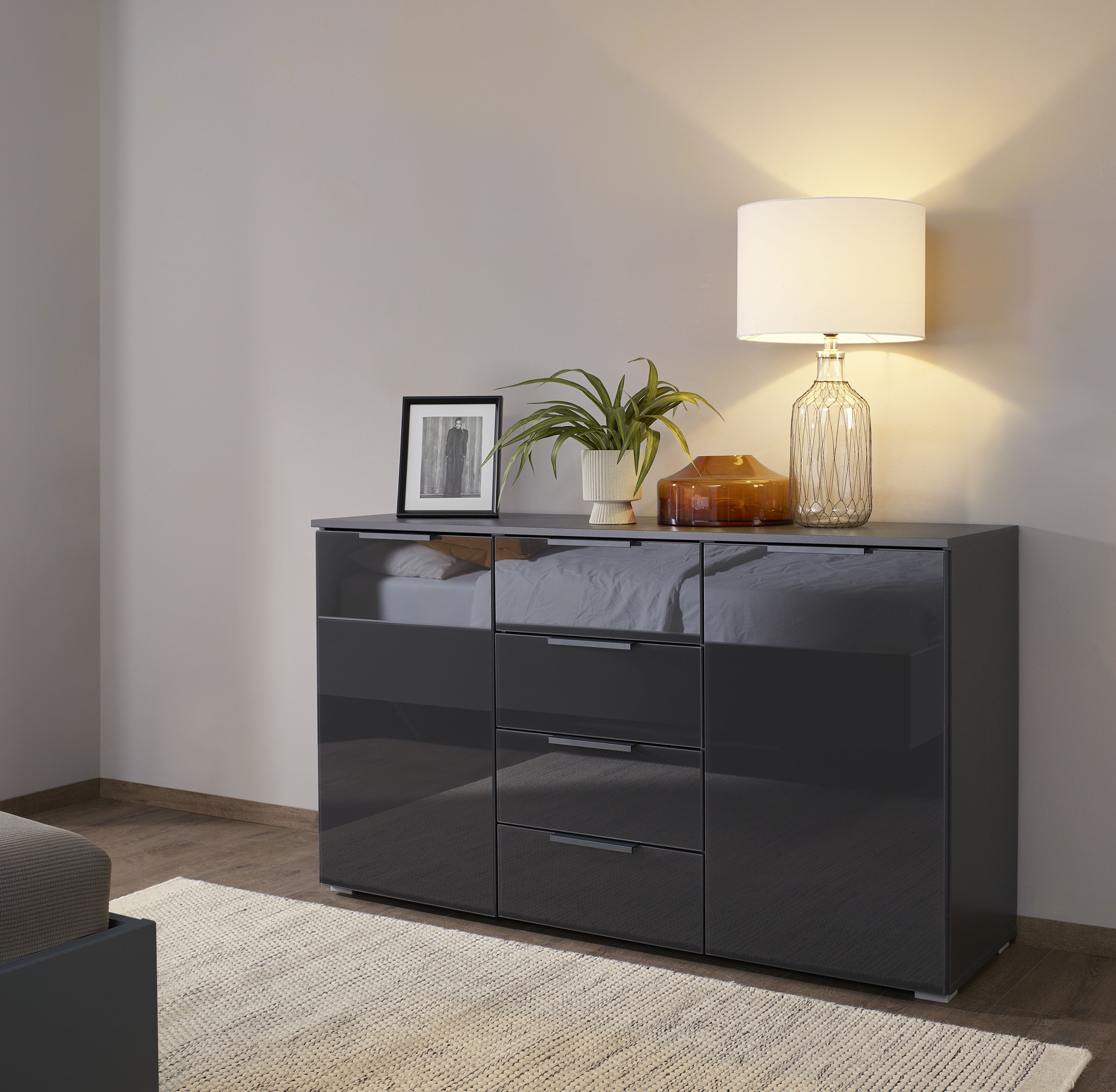 rauch Schubkastenkommode »Sideboard Kommode Kombikommode KOLUNA mit Glasfront«, (Breite 120 cm), vier große Schubladen, mit insgesamt 4 Einlegeböden MADE IN GERMANY