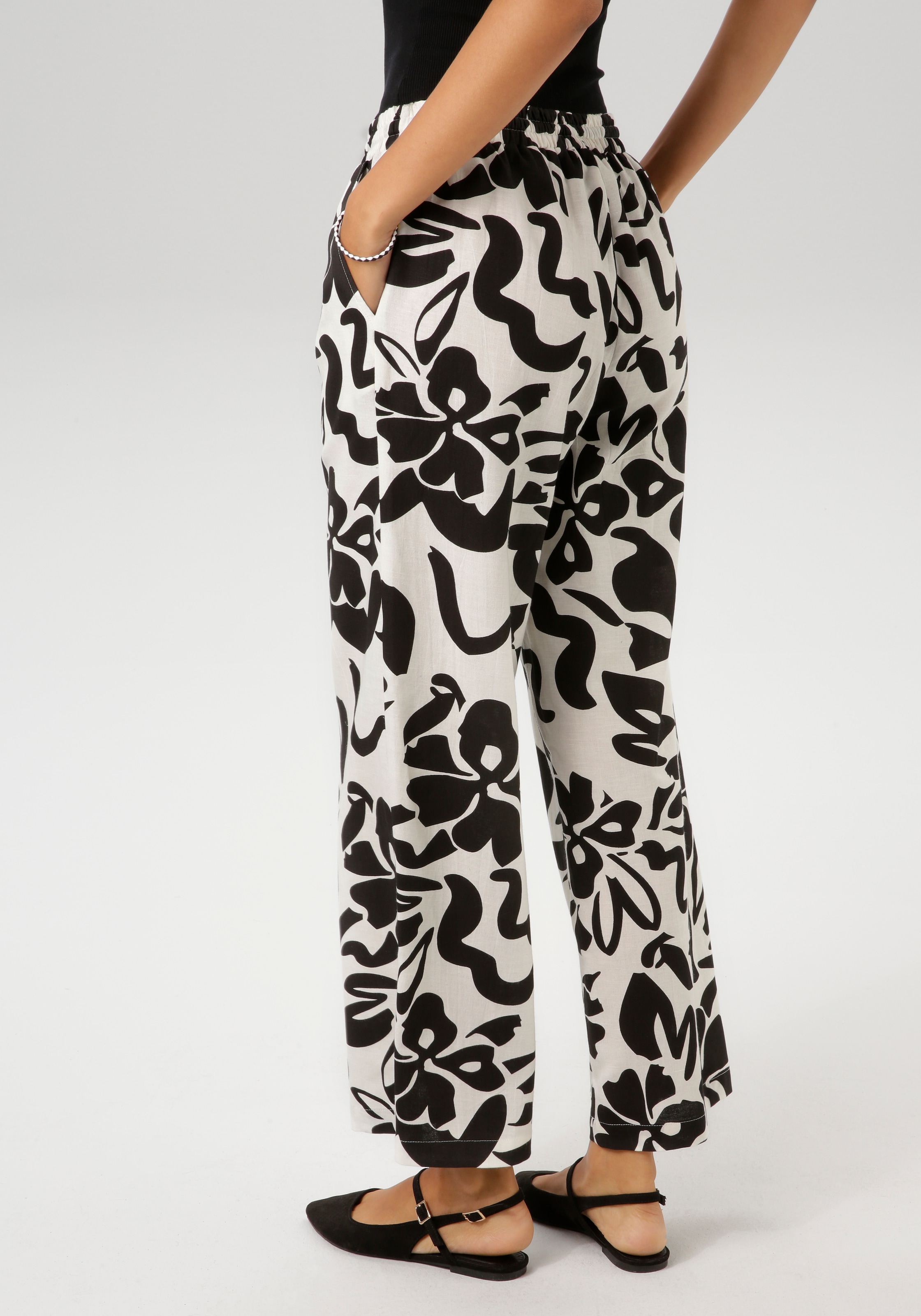 Aniston CASUAL Schlupfhose, mit großflächigen Blättern bedruckt
