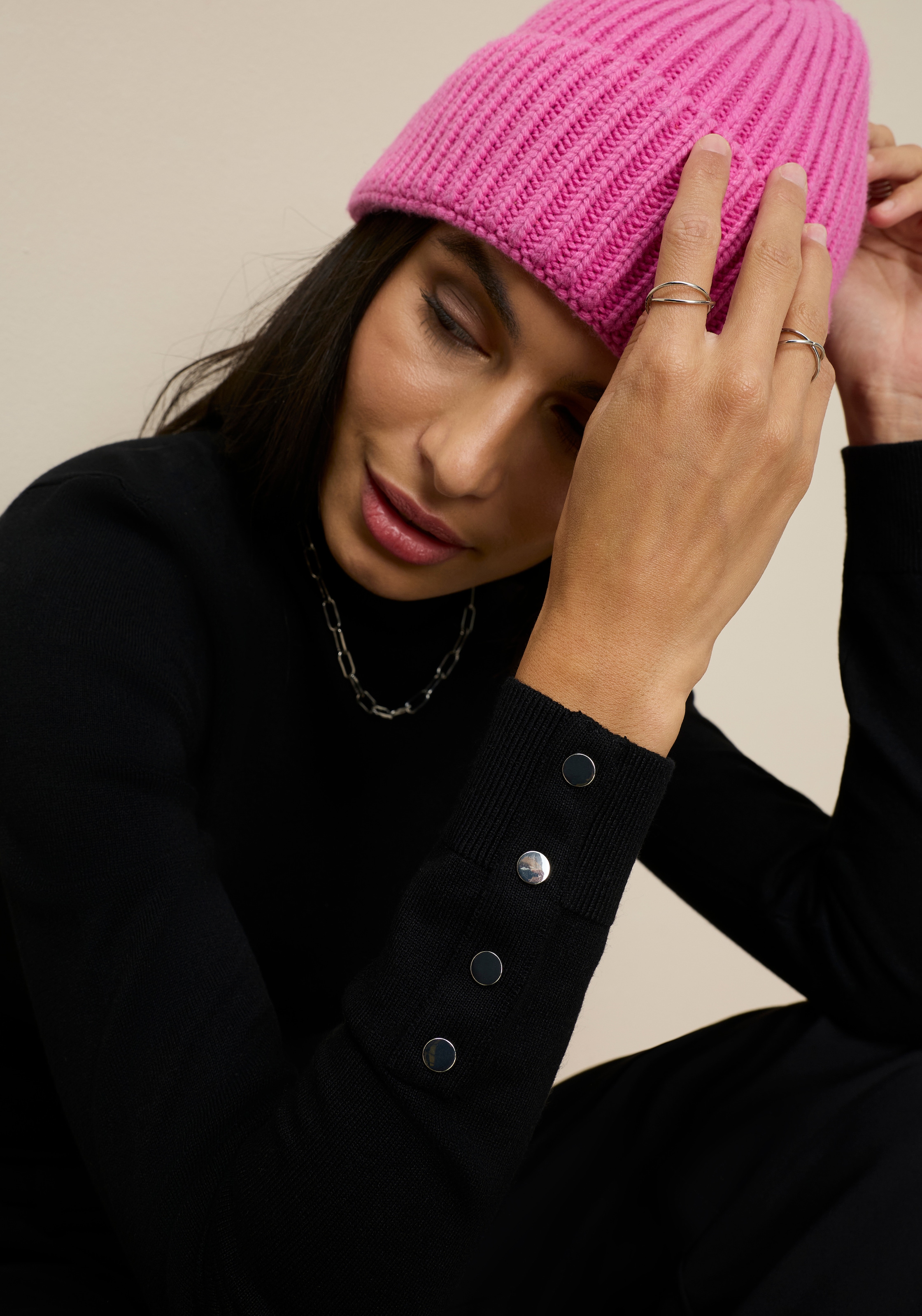 Tamaris in enger Form mit Knopfdetails