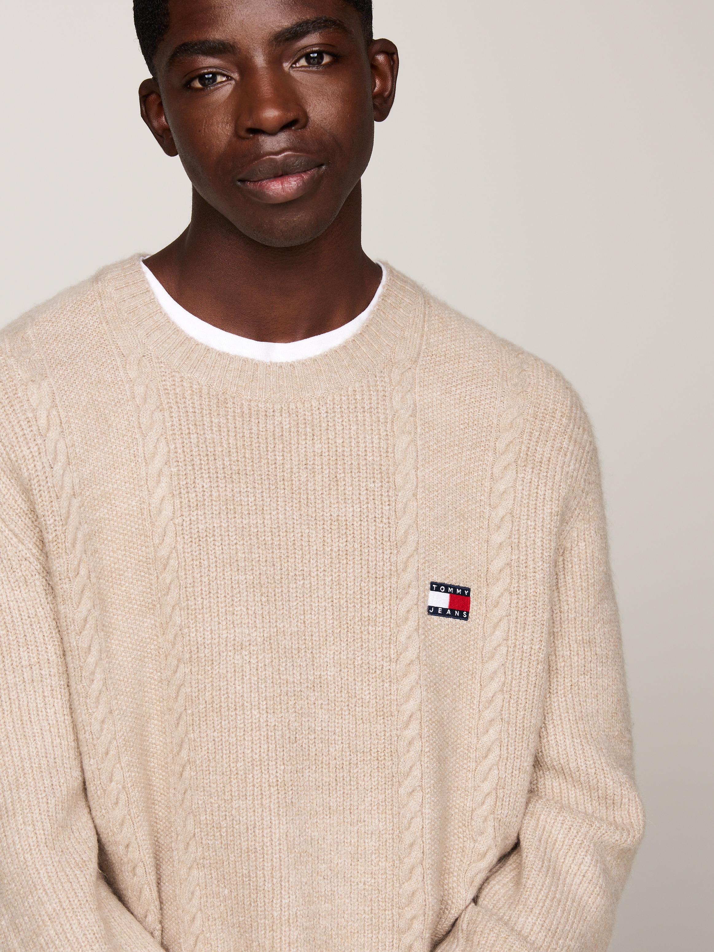 Tommy Jeans Sweatshirt »TJM SLIM CABLE KNIT CNECK«, mit bestickten Markenlogo, Strickmuster