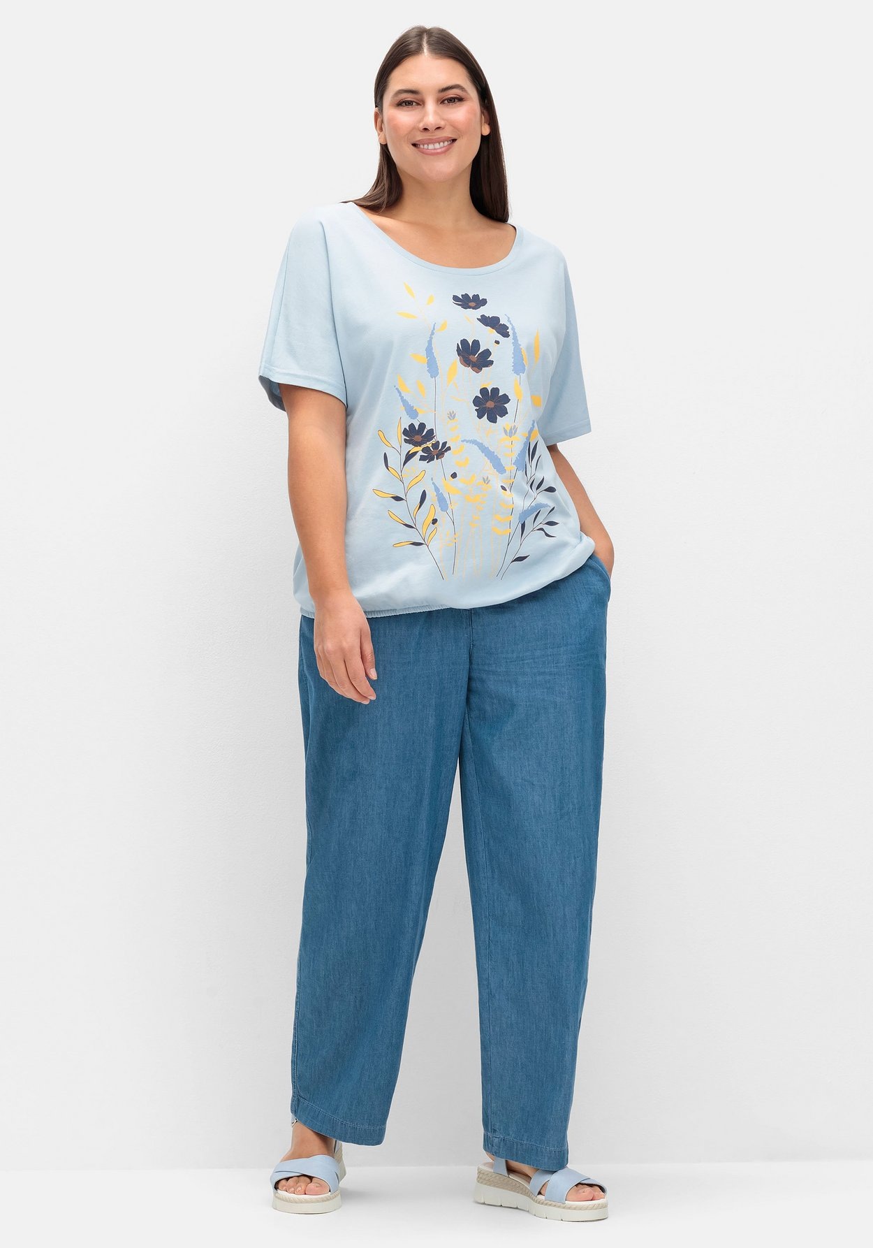 Sheego Rundhalsshirt »Shirt mit Blumen-Frontprint«