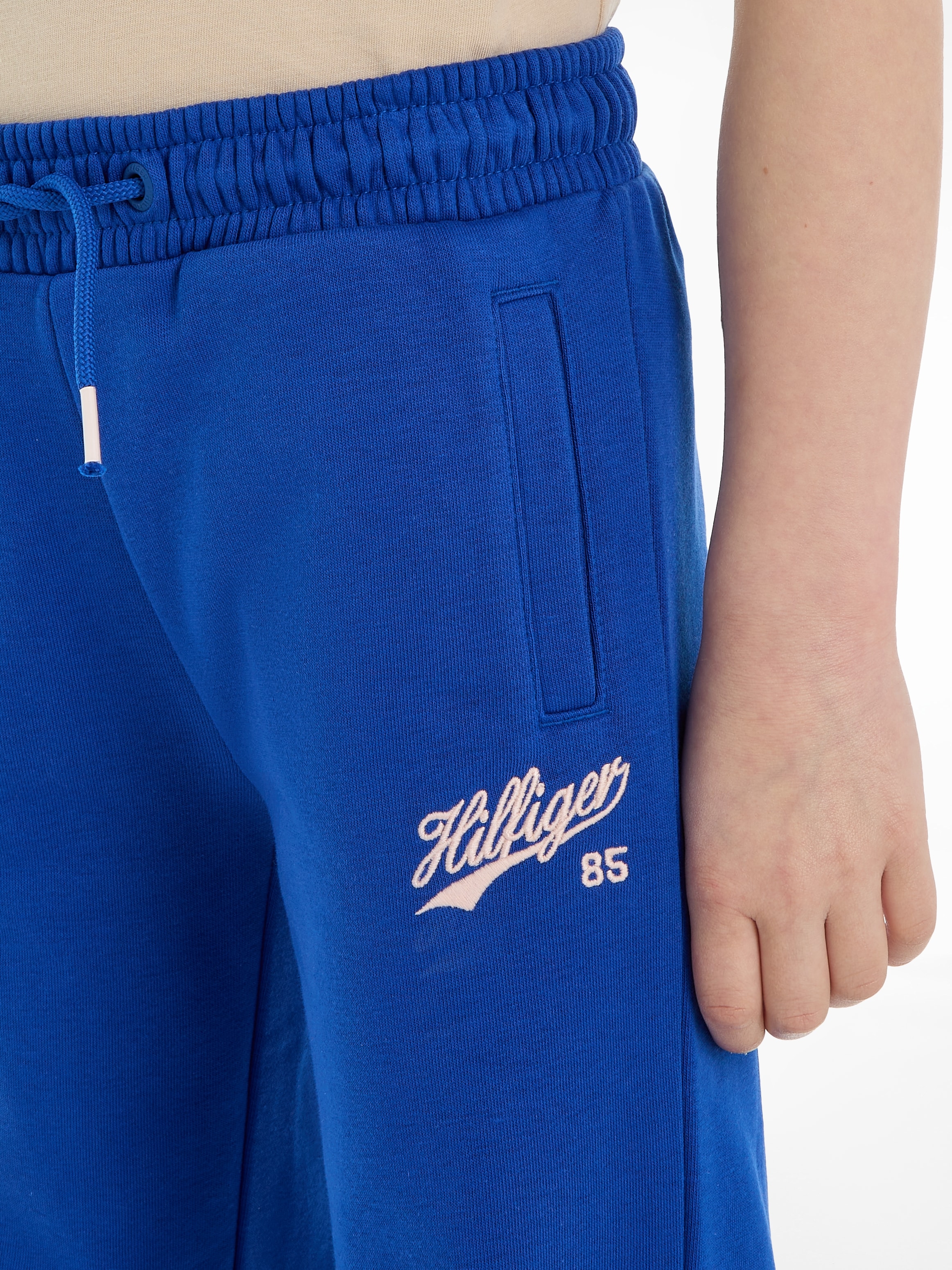 Tommy Hilfiger Sweathose »HILFIGER SCRIPT WIDE SWEATPANT«, mit Logo-Stickereien