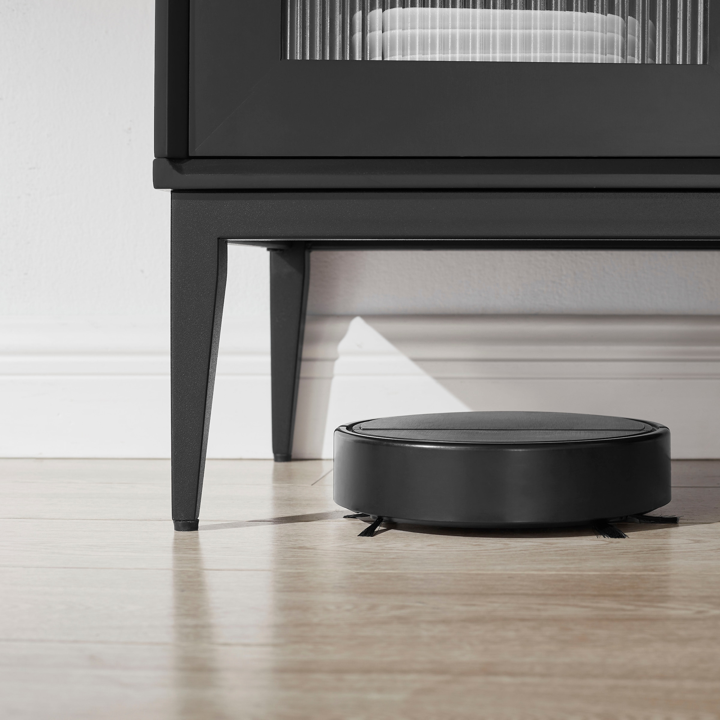 Leonique Sideboard »Lavisha« FSC-zertifiziertes Holz kombiniert Melamin, verchromten Metallgriffen