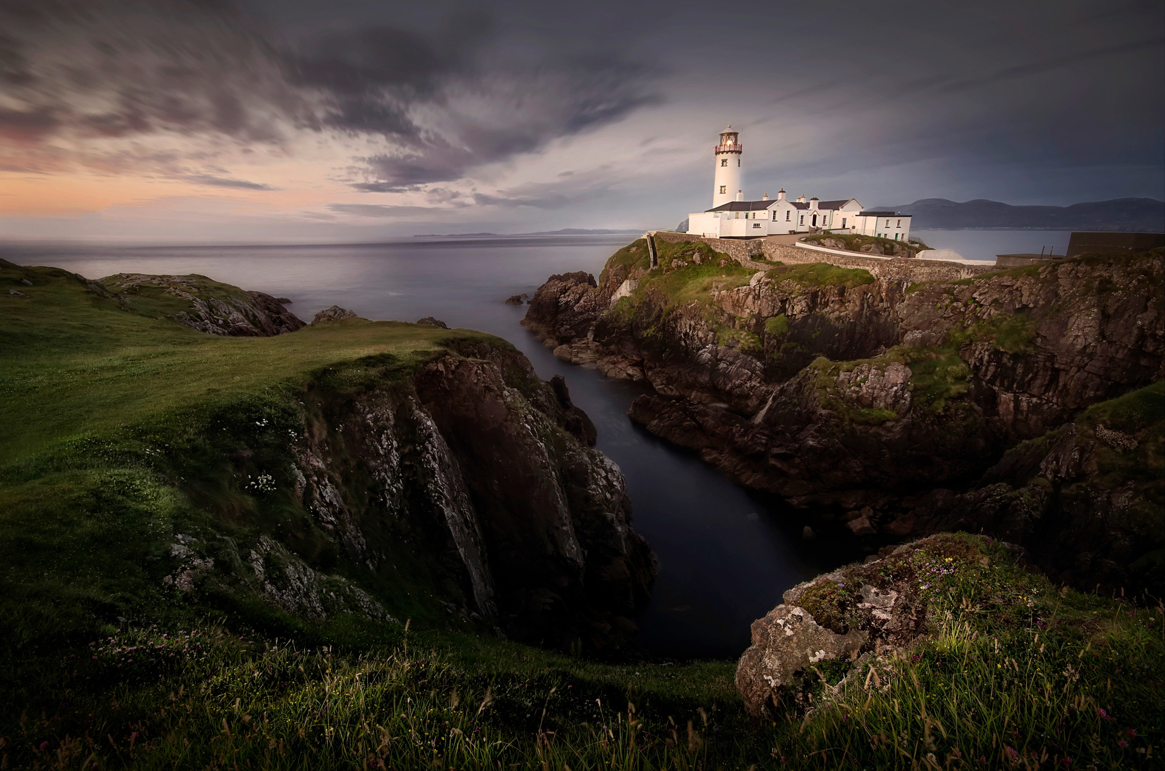 Fototapete »Photo-Art YOLANDA ROMERO ANGUEIRA, FANAD LEUCHTTURM«