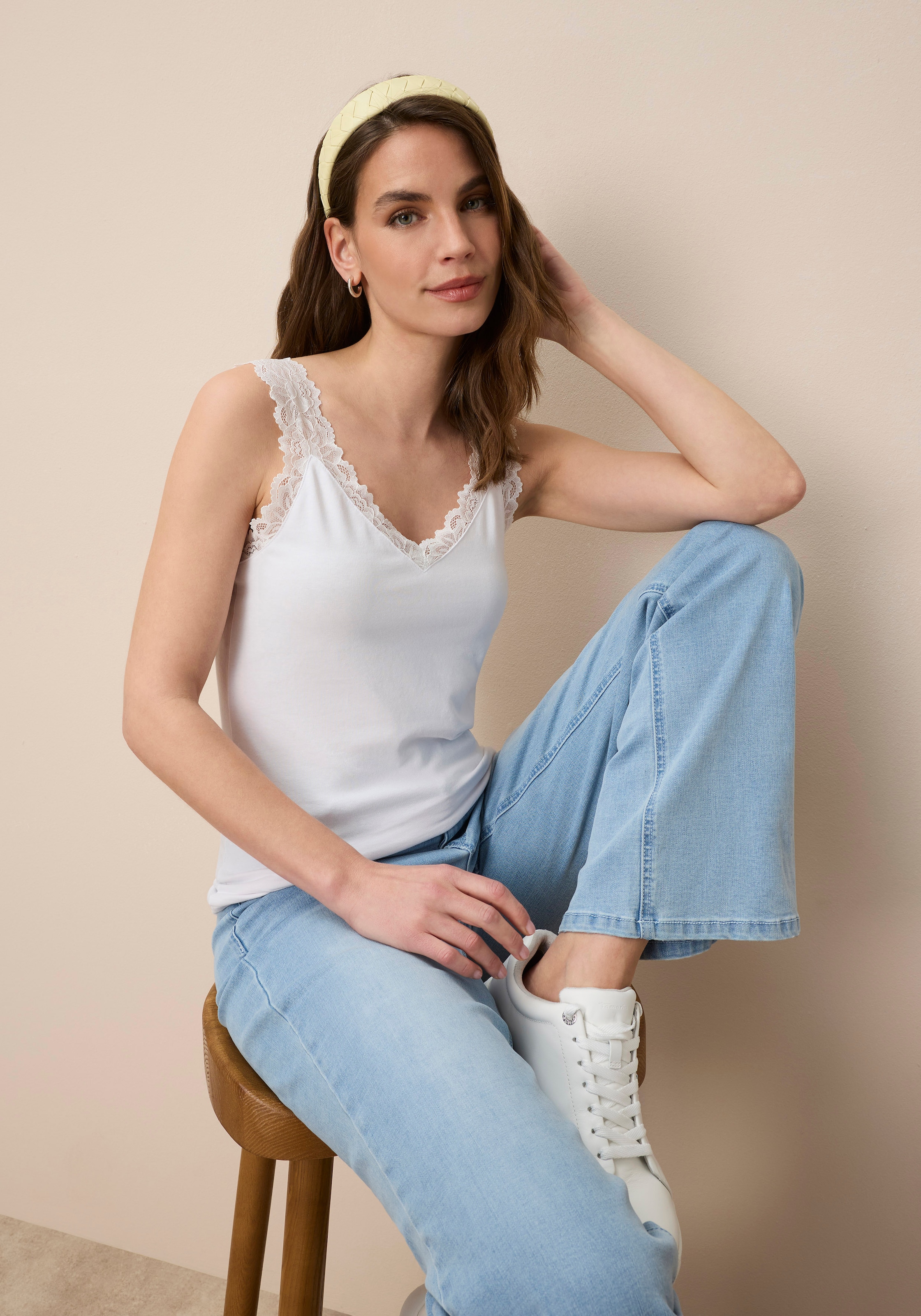 Tamaris Spitzentop mit femininen V-Ausschnitt, figurbetont