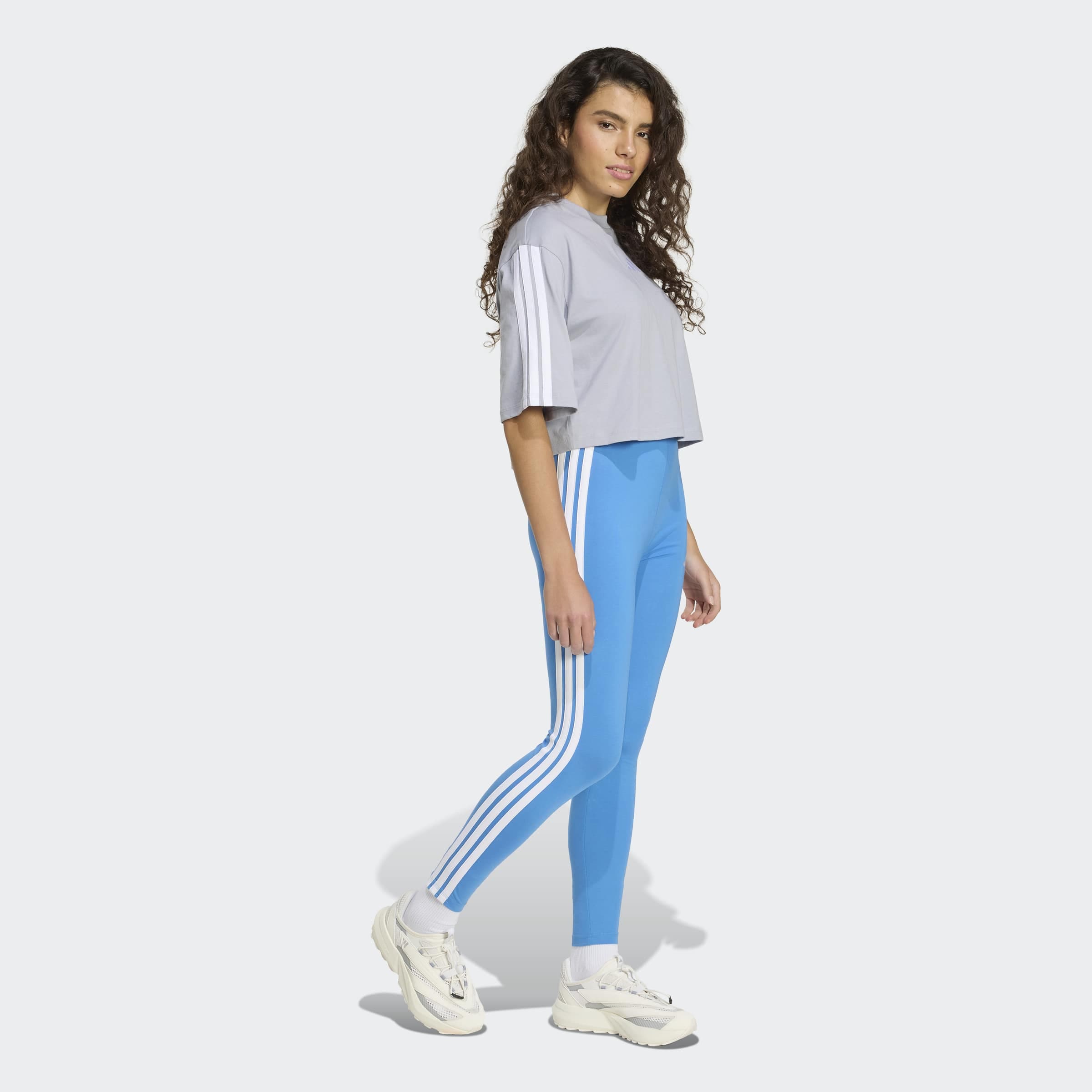 adidas Sportswear T-Shirt »W 3S SJ TLR T« mit Rundhalsausschnitt, bauchfreie Schnittform, ohne Verschluss
