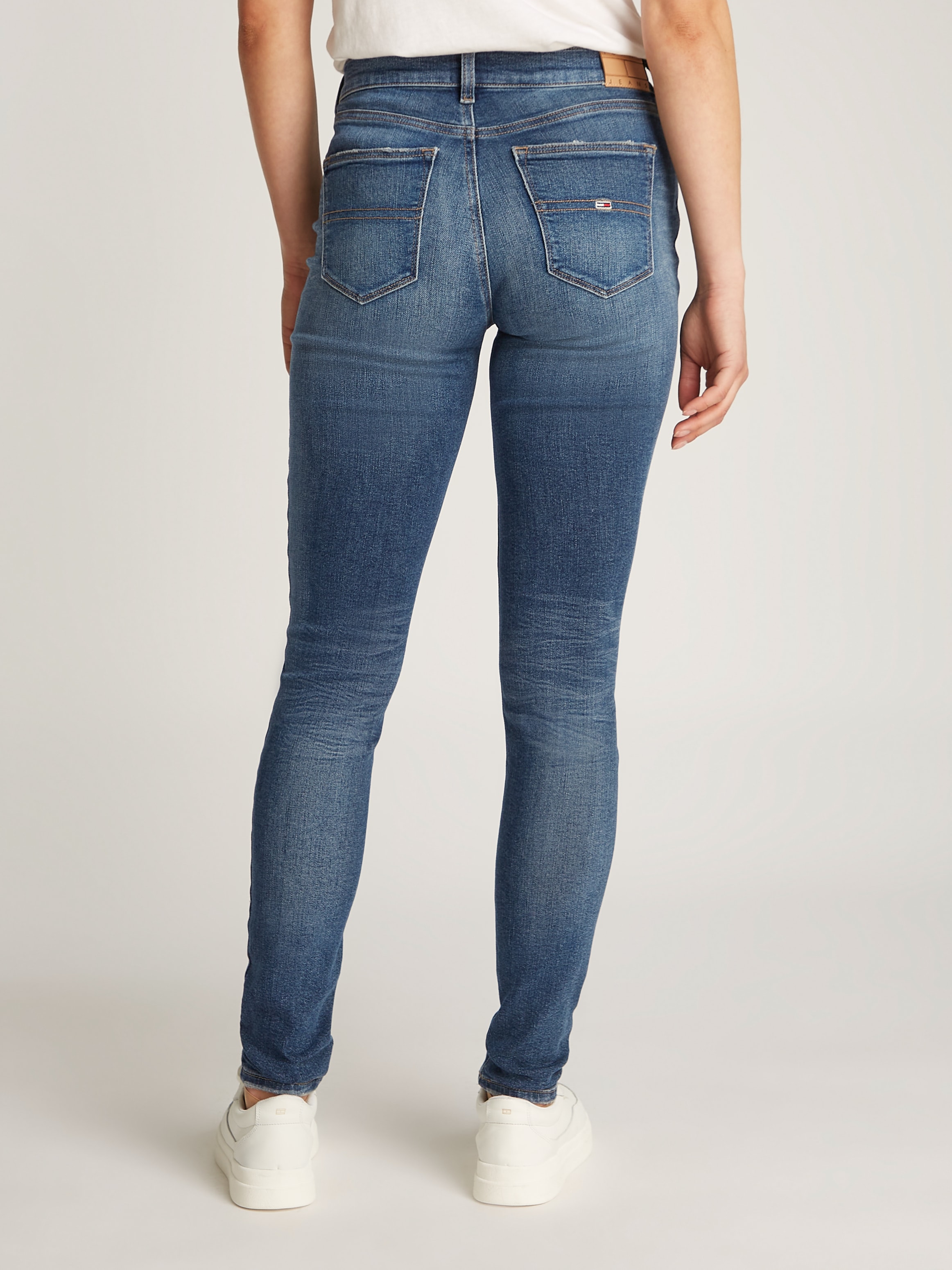 Tommy Jeans Skinny-fit-Jeans »NORA MR SKNY«, mit Waschung, mit Logo-Badge