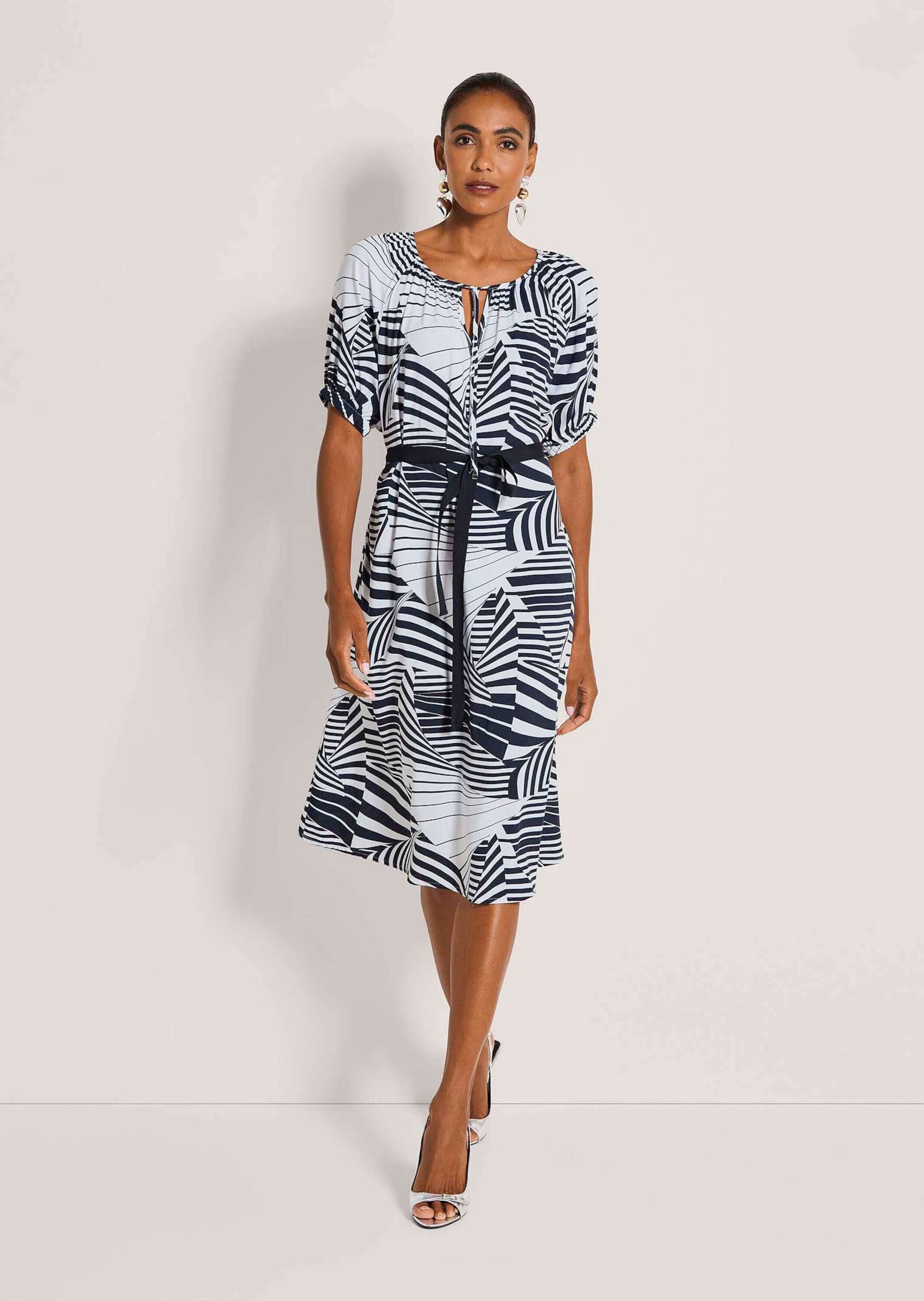 MADELEINE Midikleid »Sommerkleid Druckkleid mit grafischem Muster« Eingrifftasche Kleid mit Bindeband