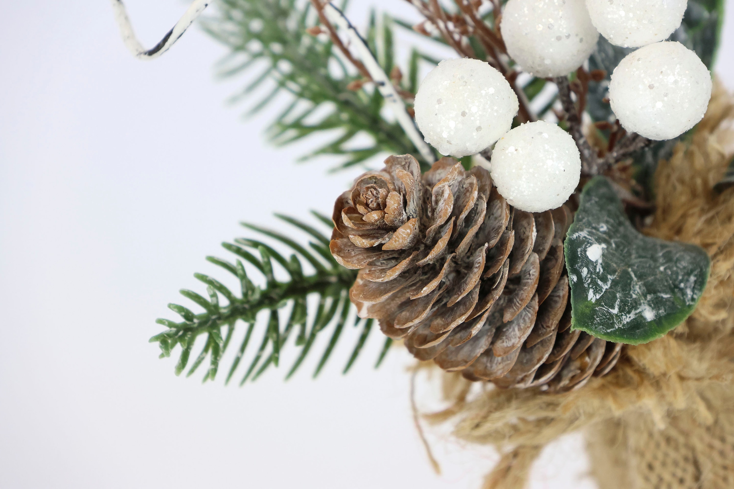 I.GE.A. Künstlicher Weihnachtsbaum »Kunstpflanze Weihnachtsgesteck im Jute-Sack«, 2er Set Weihnachtsdeko Tannenzweige Beeren Zapfen Stern Kunstblumen